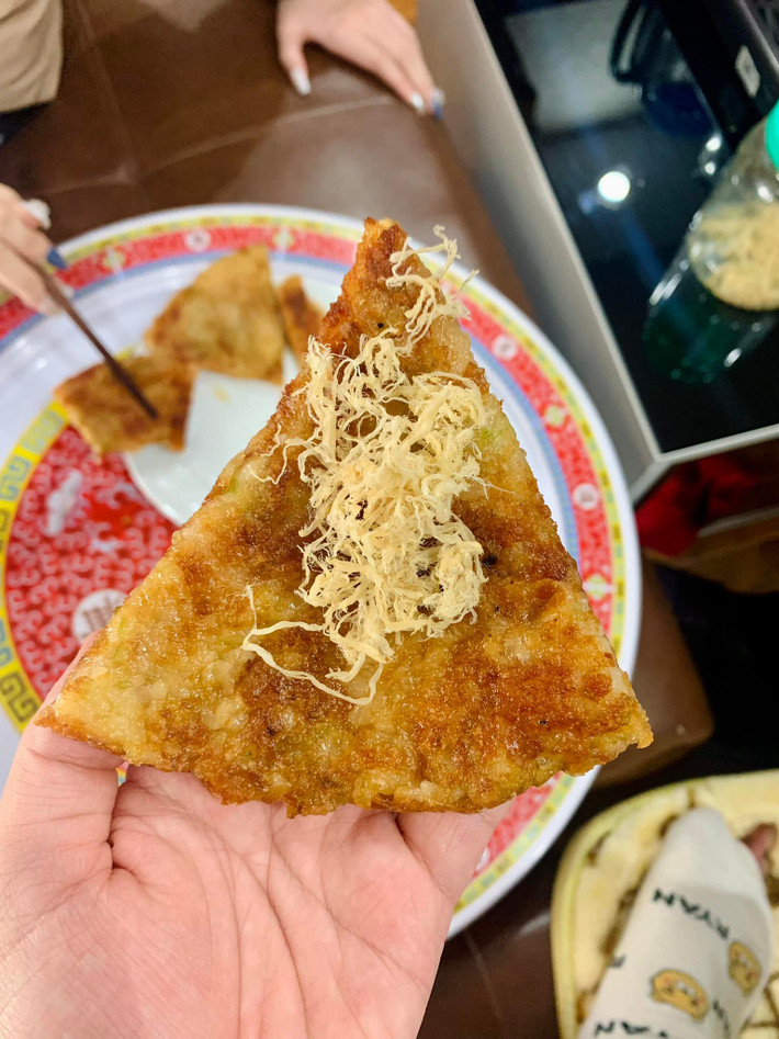 Nhiều người đã thử sức với món bánh chưng rán nước lọc sau mỗi dịp Tết. Ảnh: Tổng hợp