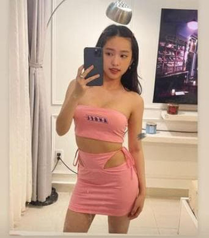 Cô thường xuyên lăng xê xu hướng thời trang xuyên thấu khiến netizen "nóng mắt".