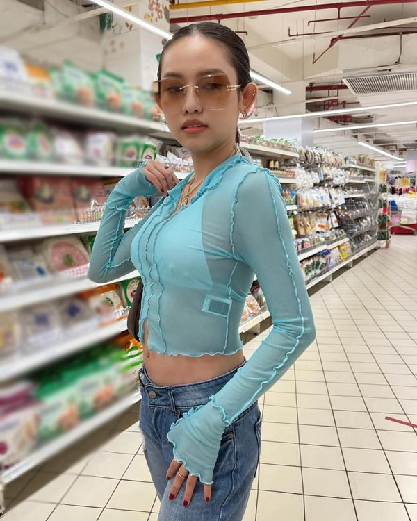 Cô không ngần ngại diện những bộ cánh hở hang táo bạo, hay lộ hẳn nội y bên trong mỗi khi đi ra ngoài.