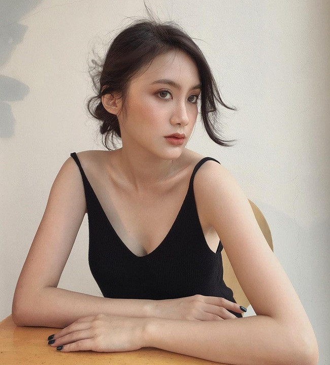 Gái xinh 9x đẹp mê mẩn trong loạt ảnh đời thường chia sẻ trên Instagram.