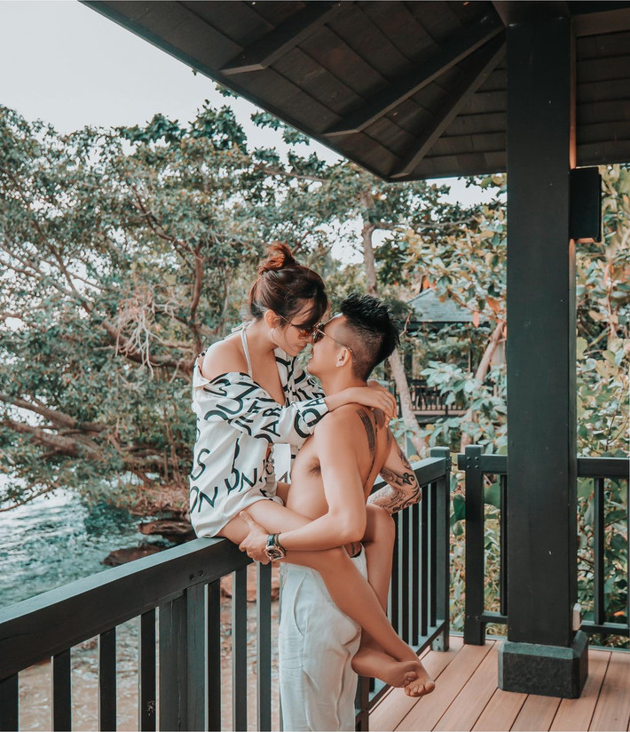 Cuộc sống của cặp đôi Minh Nhựa và Mina Phạm khá cởi mở khi không ngại chia sẻ mọi khoảnh khắc thường nhật lên trang cá nhân.