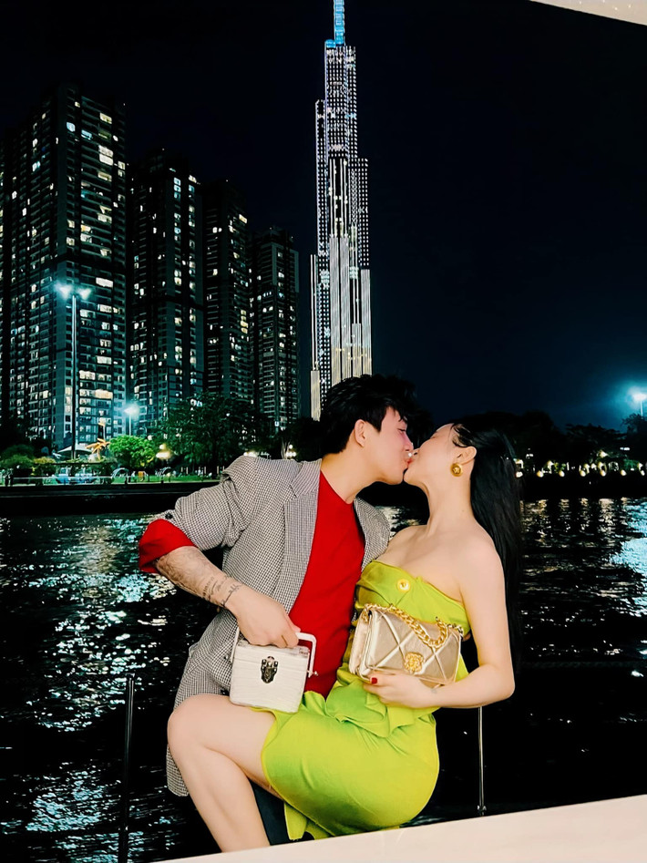 Trên trang facebook của mình, vợ chồng đại gia ngành nhựa thường xuyên đăng tải những khoảnh khắc hạnh phúc bên nhau.