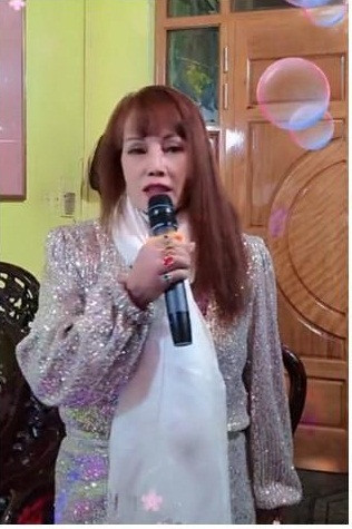 Mới đây, trên trang cá nhân vợ chồng cô dâu Thu Sao và Hoa Cương đã gửi lời chúc mừng năm mới, đồng thời cập nhật hình ảnh, clip không khí Tết, vui chơi vào những ngày đầu năm.