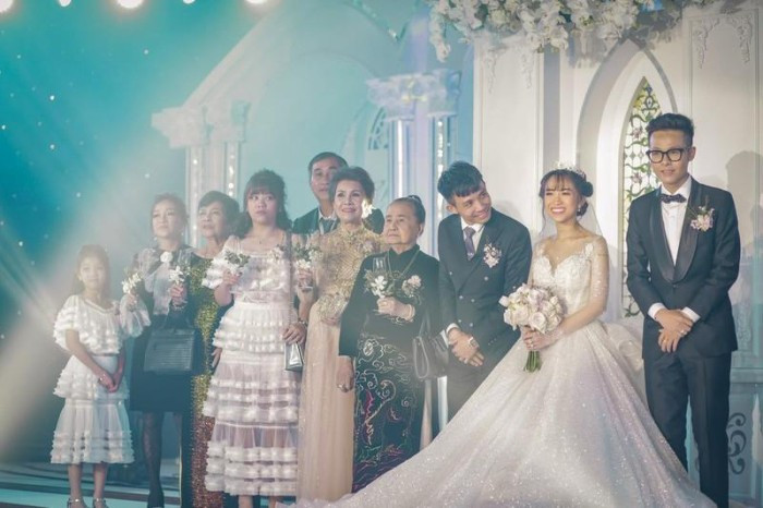 Mối quan hệ giữa Joyce Phạm (con gái Minh Nhựa) và vợ hai của bố - Mina Phạm từng bị nghi chẳng ưa gì nhau. Tin đồn xuất phát từ việc Mina Phạm không có mặt trong đám cưới của Joyce Phạm mà ở nhà đập hộp đồ hiệu.