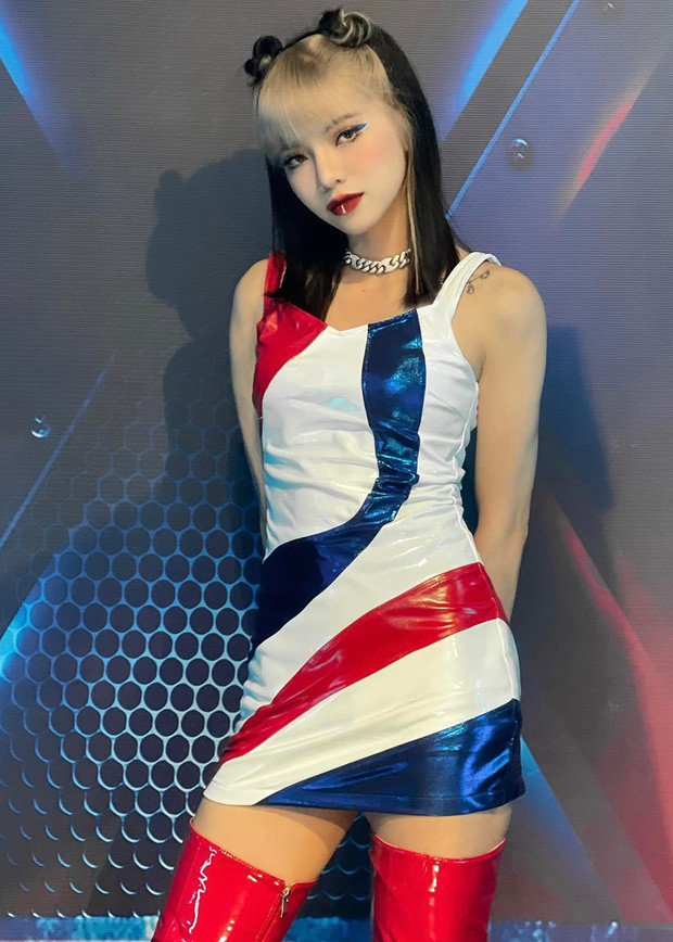 Từ sau khoảnh khắc cầm bảng trong Rap Việt mùa 2, Bùi Thảo Ly bất ngờ nổi tiếng nhờ nhan sắc nổi bật.