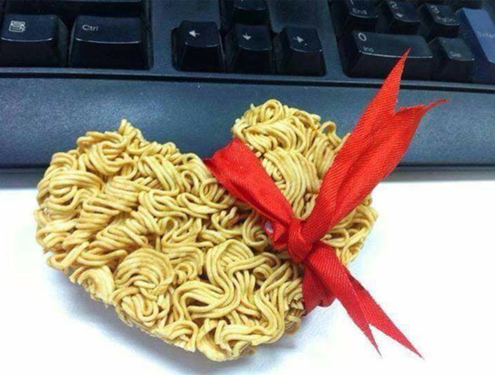 Valentine đến là dịp các cặp tình nhân đau đầu với câu chuyện mua quà gì để tặng nhau. Bên cạnh hoa hồng, chocolate, cánh đàn ông còn nghĩa ra nhiều món quà "không đụng hàng" khác khiến hội chị em chỉ biết ôm cay đắng.