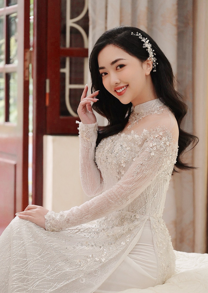 Hà Trang diện áo dài trắng nhưng làm nổi bật lên nhan sắc thanh khiết, đường nét gương mặt xinh đẹp với đôi mắt to, nụ cười rất duyên dáng. Ảnh: Linh Nga Bridal
