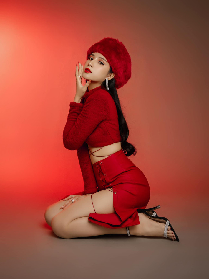 Đến đầu tháng 8/2021, hot girl sinh năm 1998 gây bất ngờ khi tiết lộ chuyện có con với giọng ca Sóng gió.