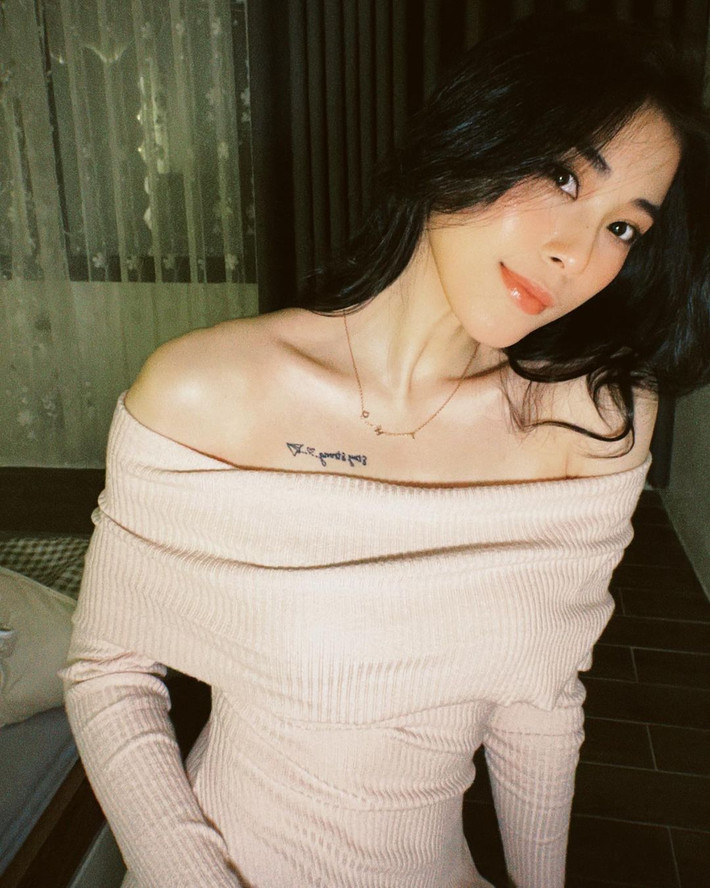 Sở hữu sắc vóc gợi cảm nên Thu Huyền không ngần ngại diện trang phục có chút hở hang tinh tế, đặc biệt loạt hình ảnh khoe hình xăm của cô nhận được nhiều lời khen.