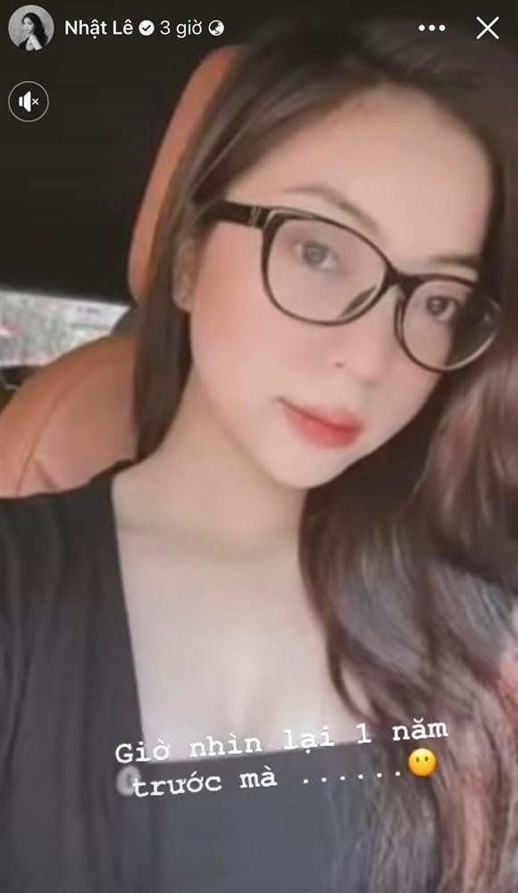 Mới đây, gái xinh xứ Quảng hào hứng đăng tải một bức ảnh về mình trên story Facebook. Đáng chú ý là dòng trạng thái đính kèm, viết bỏ ngỏ của cô nàng: "Giờ nhìn lại 1 năm trước mà...".