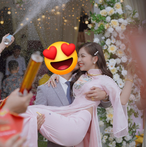 Trong ngày trọng đại, Nhật Lê khiến mọi người trầm trồ trước sính lễ nhà trai mang sang nhà gái hỏi vợ.