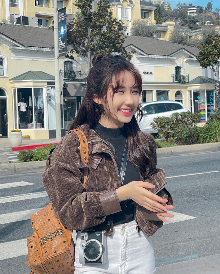 Cô nàng thường xuất hiện với hình ảnh ngây thơ, trong trẻo.