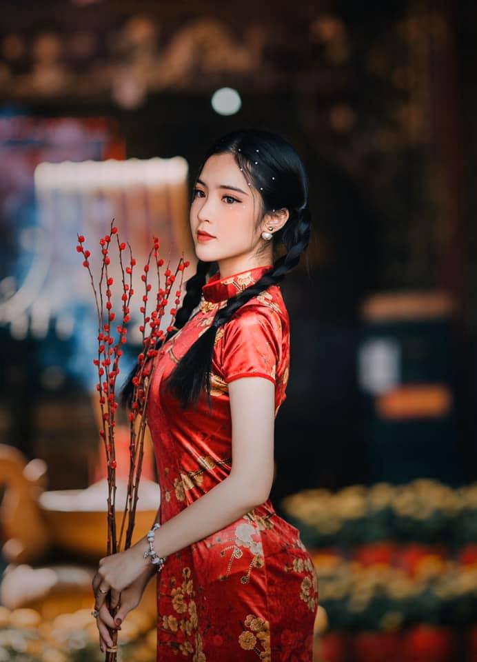 Không chỉ thế, cô còn gây ấn tượng bởi chiều cao 1m68 cùng số đo 3 vòng: 87-56-96 (cm).