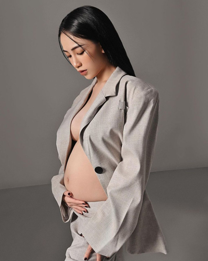 Kể từ khi thông báo mang bầu lần hai, con gái Minh Nhựa vẫn cực chăm up ảnh trên những tài khoản mạng xã hội.