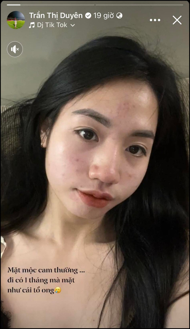 Vừa qua, cô nàng được mệnh danh là "hot girl sân cỏ" đã đăng tải giải thích lý do bản thân chẳng ngại show mặt mộc kém xinh do sự khắc nghiệt của quá trình tập luyện.