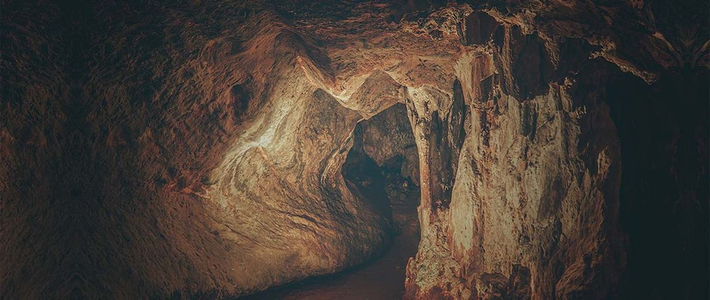 Các giả thuyết cho rằng Agartha có thể là nơi cư trú của các chủng tộc như Aryavartas hay Nagas trong thần thoại Ấn Độ.