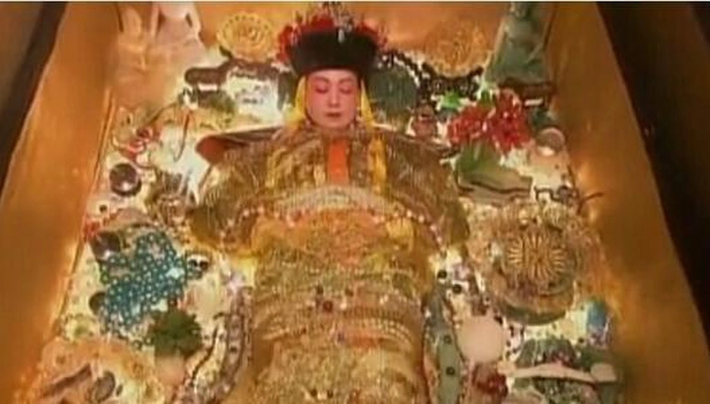 Thi thể của bà sau khi qua đời được bảo quản bằng các phương pháp bí truyền và chôn cất cùng với vô số châu báu. Khi mộ của Từ Hi Thái hậu bị mở ra để đánh cắp vào năm 1928, mọi người đều kinh ngạc khi thấy thi thể của bà vẫn còn nguyên vẹn trên một tấm nệm dệt gấm từ sợi tơ vàng, khảm hàng nghìn viên ngọc trai.