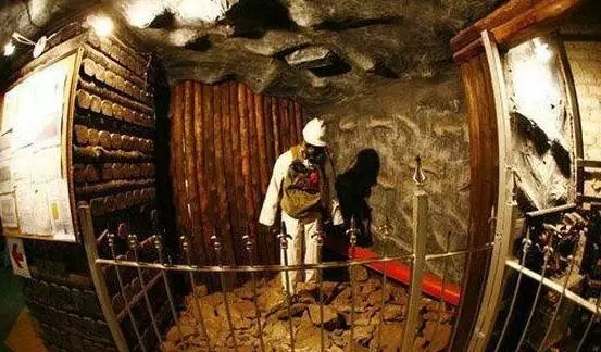 Mặc dù quặng vàng này nằm ngoài trời và có giá trị kinh tế lớn, nhưng không cần lo lắng về việc bị đánh cắp, bởi vì nó được giám sát 24/24 bởi một đội ngũ nhân viên tận tâm.