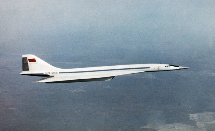 4. Tupolev Tu-144: Máy bay siêu thanh của Liên Xô, có sức chứa 150 hành khách.
