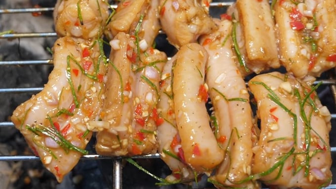 Dù giá của cá quỷ có thể lên đến 400.000 đồng/kg vào mùa cao điểm, nhưng vẫn được nhiều người săn lùng vì hương vị thơm ngon và bổ dưỡng. Sau khi sơ chế, cá quỷ được chế biến thành nhiều món ăn đa dạng như cá om chuối đậu và cá nướng muối ớt, hai món được thực khách ưa chuộng nhất.