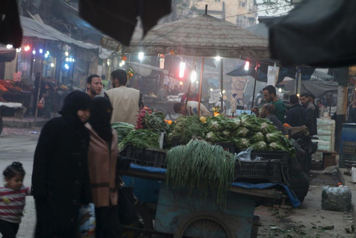 Một khu chợ bán rau ở Bustan al-Qasr, Aleppo.
