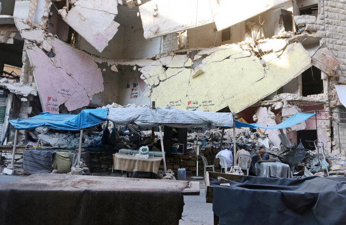 Những sạp hàng rau củ trống không ở khu dân cư Bustan al-Qasr.