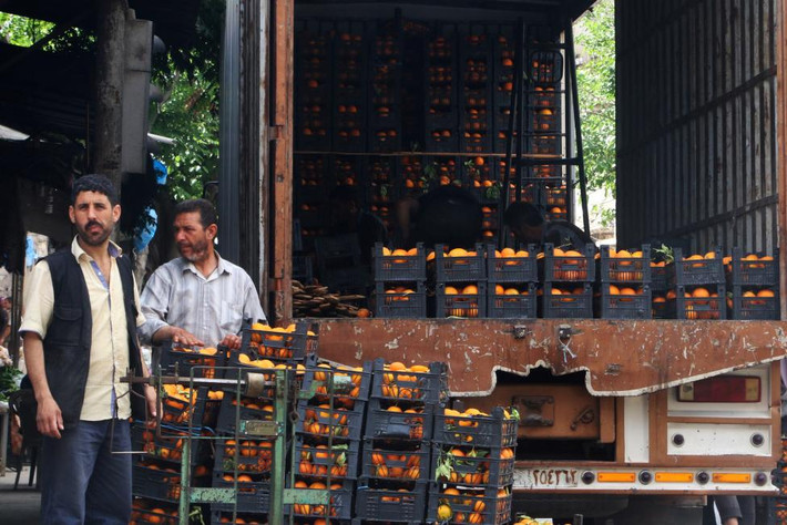 Những người bán hoa quả trong một khu chợ ở quận al-Maadi.