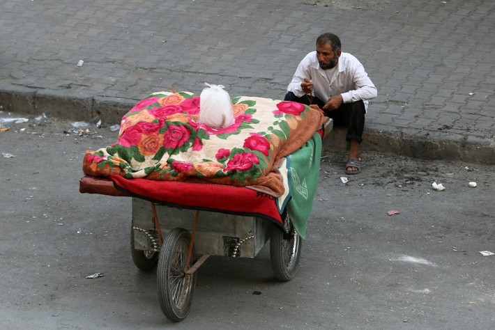 Người đàn ông bán đá ven đường ở thành phố Aleppo.