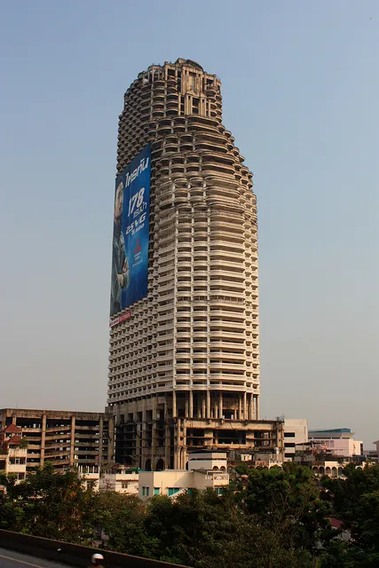 Sathorn Unique từng được kỳ vọng là khu chung cư cao cấp, nhưng khủng hoảng tài chính 1997 khiến dự án dang dở và bị bỏ hoang suốt gần 30 năm.(Ảnh: SoraNews24)