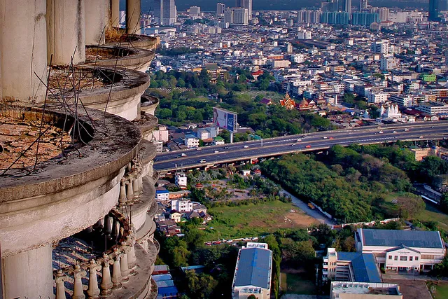 Dù không có người ở và không được bảo trì, Sathorn Unique vẫn kiên cố hơn nhiều tòa nhà hiện đại vừa bị động đất làm hư hại. (Ảnh: SoraNews24)