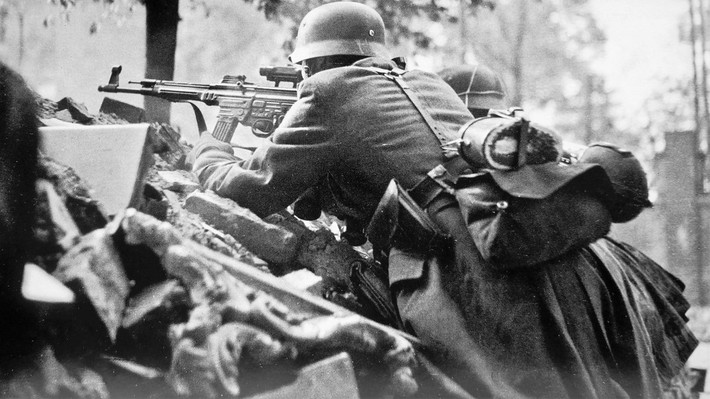 Stg-44 là loại vũ khí đầy uy lực của quân đội phát xít Đức hồi cuối Thế Chiến II, đây cũng là nguồn cảm hứng cho nhiều loại súng trường tấn công hiện đại sau này, trong đó có AK-47.