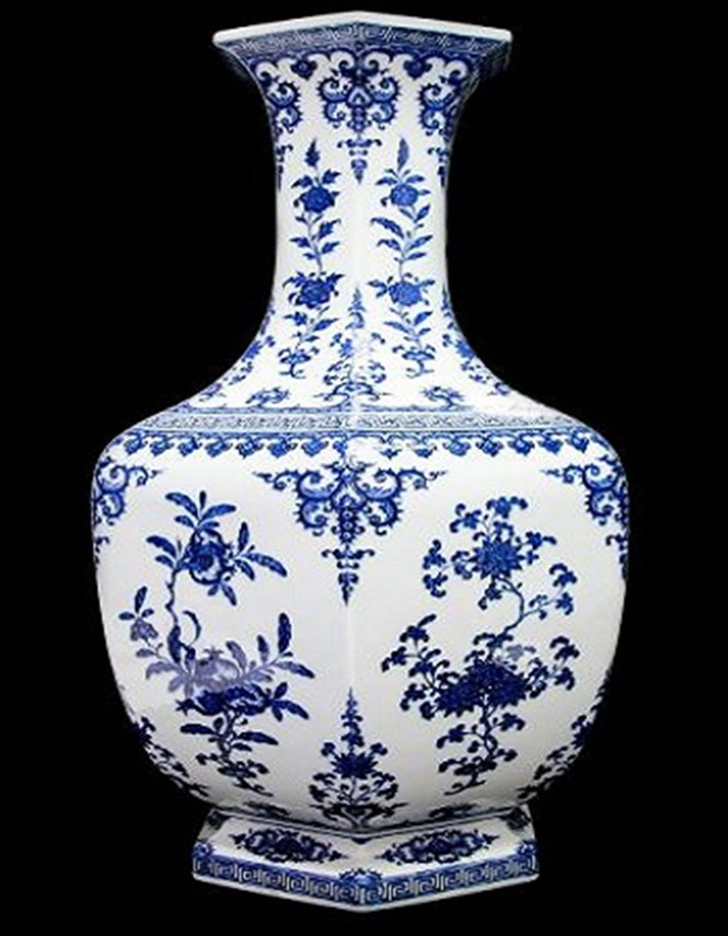 Bình hoa cổ đắt giá Một chiếc bình hoa cổ quý hiếm có từ thời nhà Thanh ở Trung Quốc, sản xuất cách đây hơn 300 năm, được bán với giá 860.000 USD tại một phiên đấu giá tại Anh. Chủ nhân chiếc bình hoa không hề biết giá trị của nó và dùng làm vật chặn cửa trong gần 4 thập kỷ. Chiếc bình cắm hoa bằng sứ trắng với các họa tiết cành lựu và hoa đào xem kẽ màu xanh, được chế tác vào những năm 1700 dưới thời nhà Thanh của Trung Quốc. Theo chuyên gia đồ cổ Charles Hanson, chiếc bình nhiều khả năng dùng để trang trí trong cung điện Di Hòa viên. Dưới chân bình có in dấu triện của Vua Càn Long, trị vì từ năm 1735 đến 1799.