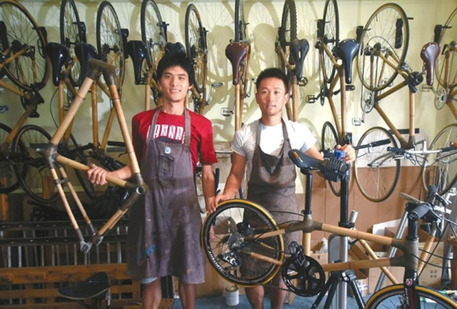 Xe đạp làm từ tre Với đôi bàn tay khéo léo cộng thêm sự tỉ mỉ và sáng tạo, chàng trai trẻ Ren Yao đã chế tạo thành công chiếc xe đạp bằng tre để phục vụ cho đam mê khám phá của mình. Đây cũng chính là phương tiện đi lại duy nhất của Ren trong suốt cuộc hành trình dài 2500km từ thành phố Thành Đô, Trung Quốc tới Lhasa, thủ phủ của khu tự trị Tây Tạng. Về cơ bản, toàn bộ khung xe đều được làm từ cây tre Pseudosasa Amabilis (giống tre Bắc Bộ của Việt Nam) ở tỉnh Quảng Đông, phía nam Trung Quốc. Nó không chỉ linh hoạt, dễ chỉnh sửa mà còn bền ngang thép loại nhẹ..