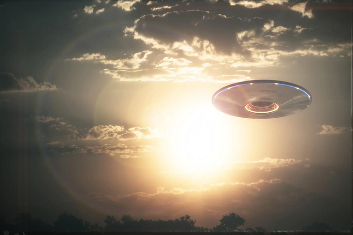Trước đó, NASA đã bổ nhiệm giám đốc UFO đầu tiên của họ, thừa nhận vẫn chưa rõ một số vật thể bay không thể giải thích được trên bầu trời Hoa Kỳ là gì và cam kết tiếp tục nghiên cứu hiện tượng này.