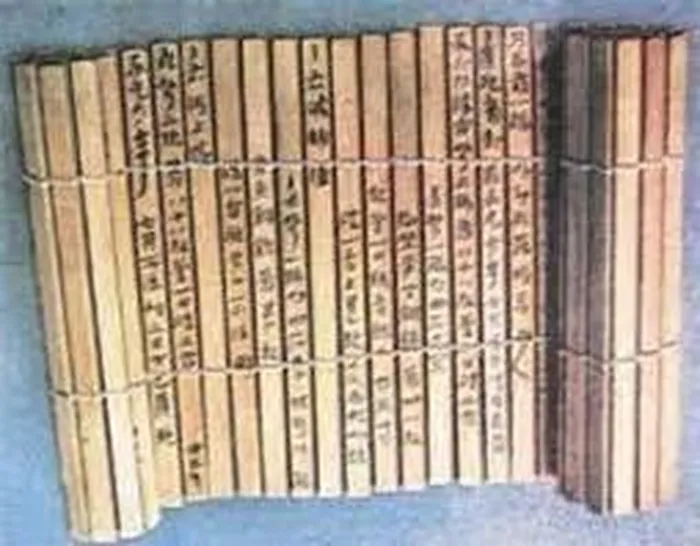 Được biết đến với tên gọi M1093, lăng mộ cổ này chứa số lượng lớn phiếu tre với tổng cộng 3.910 mẫu vật đã được phát hiện, và dự kiến sẽ có thêm khoảng 1.200 đến 1.500 phiếu tre.