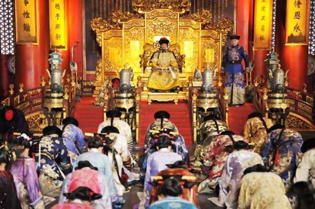 Sự tự tin và văn thơ lai láng của Càn Long khiến Khang Hi cảm thấy rất ấn tượng và tưởng tượng về tương lai cuộc đời của thiếu niên này.