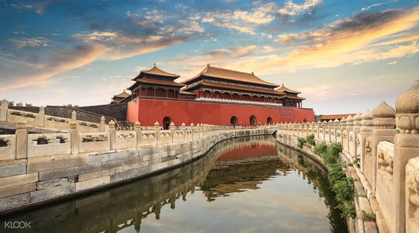 Nước xanh mát của sông không chỉ làm đẹp Tử Cấm Thành mà còn giúp kiểm soát khí hậu và bảo vệ kiến trúc gỗ khỏi tình trạng quá khô.
