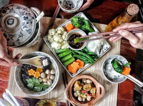 Ăn chay không chỉ giúp đơn giản hóa cách chế biến, chỉ cần sử dụng các loại rau củ, quả tươi ngon. Chúng vừa có lợi cho sức khỏe, phần nào cũng giúp tránh ý niệm sát sinh. Đây là một hoạt động mang ý nghĩa tâm linh giúp tinh thần trở nên nhẹ nhõm của đạo Phật.