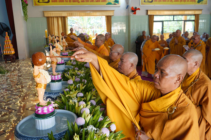 Trong ngày này, chúng ta có thể thực hiện những việc nên làm để tôn vinh và kỷ niệm sự ra đời của Đức Phật, cũng như áp dụng triết lý Phật giáo vào cuộc sống hàng ngày để có thể gia tăng phước báu.