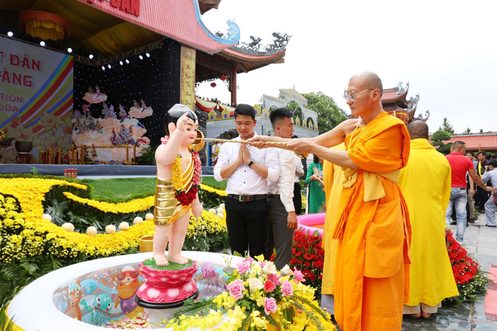 Lễ cầu nguyện và kính cung: Đến các chùa hoặc nơi tu học Phật giáo trong ngày này và tham gia vào các buổi lễ cầu nguyện và kính cung. Tạo dựng không gian yên tĩnh và cầu nguyện với tâm tình thành kính và biết ơn đối với Đức Phật và những điều giá trị mà Ngài đã mang đến cho cuộc sống chúng ta.