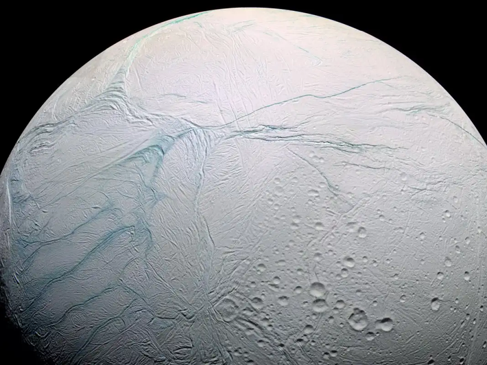 Chùm tia nước của Enceladus được phát hiện lần đầu tiên vào năm 2005 bởi tàu vũ trụ Cassini - Huygens của NASA và châu Âu.