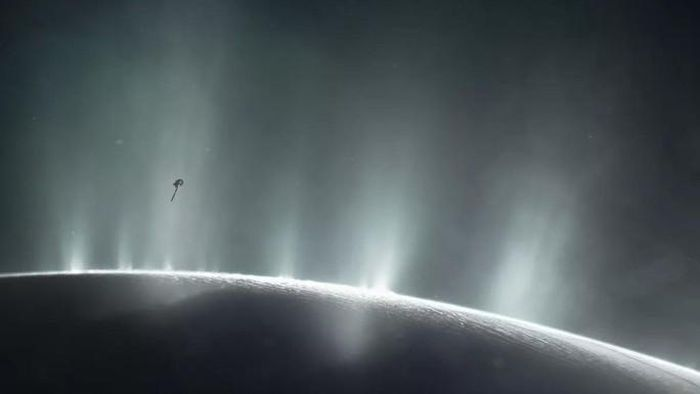 Chùm nước khổng lồ này được phun ra từ khe nứt trên mặt trăng băng giá Enceladus.