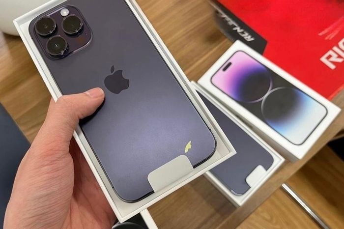 Đại diện các chuỗi bán lẻ ủy quyền của Apple (AAR) tại Việt Nam cho biết đa phần là các trường hợp iPhone 14 Pro/Pro Max màu tím gặp lỗi tróc sơn ở mặt lưng.