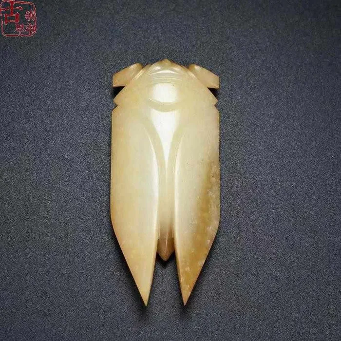 Miếng ngọc bội của cô gái có hình dạng một chú ve sầu vô cùng độc đáo.