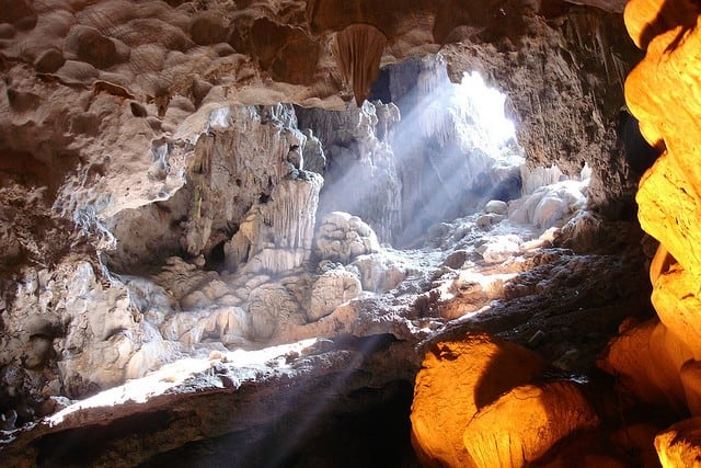 Mỗi hang động đều mang một vẻ đẹp độc đáo, với những hình ảnh đá phong cách tự nhiên và đa dạng, mang đến cho du khách một trải nghiệm tuyệt vời.