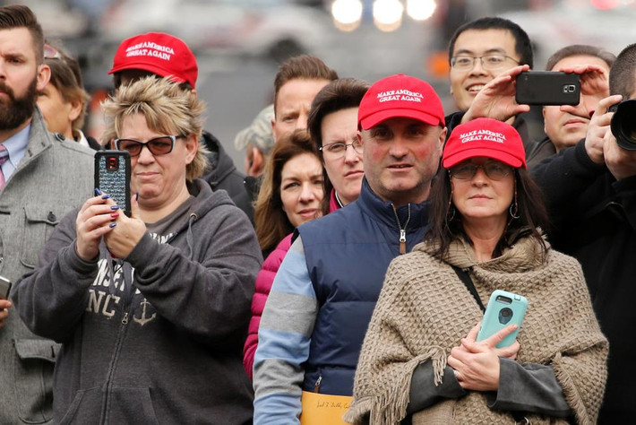 Nhiều người ủng hộ đứng đợi bên ngoài khách sạn trên trong lúc ông Trump ăn trưa với các thành viên nội các và lãnh đạo trong quốc hội. Ảnh Reuters