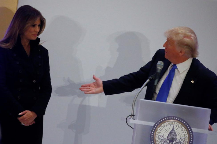 Ông Donald Trump cùng vợ Melania phát biểu trong buổi tiệc trưa cùng ngày ở Khách sạn Quốc tế Trump, Washington. Ảnh Reuters