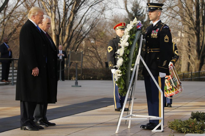 Vào lúc 15h ngày 19/1 (giờ Mỹ, tức 3h sáng 20/1 theo giờ Việt Nam), Tổng thống đắc cử Donald Trump và Phó Tổng thống đắc cử Mike Pence đặt vòng hoa viếng tại ngôi Mộ những người vô danh tại Nghĩa trang Quốc gia Arlington. Ảnh Reuters