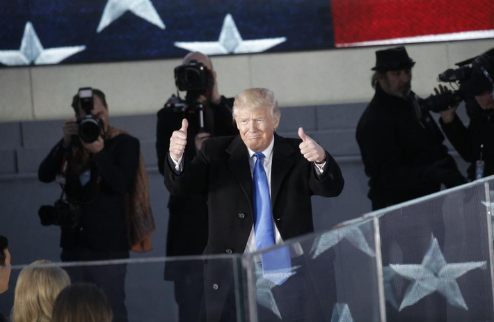 Hình ảnh lúc ông Trump mới tới buổi trình diễn ca nhạc tại Đài Tưởng niệm Lincoln. Ảnh Reuters
