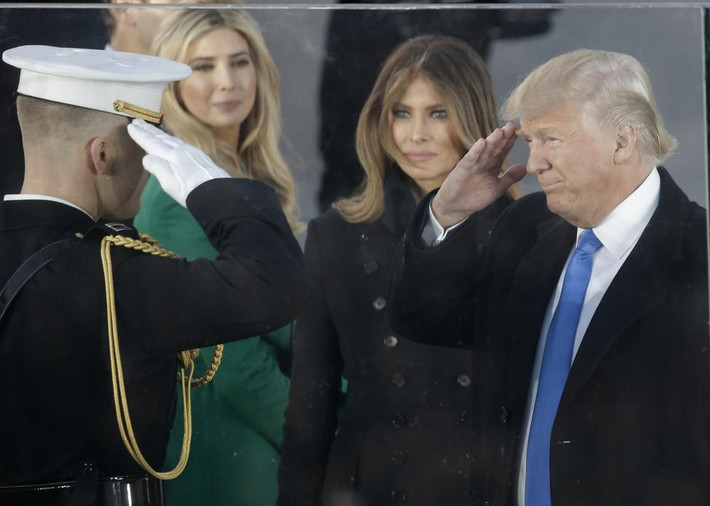 Ông Trump chào một binh sỹ khi họ tới buổi hòa nhạc. Ảnh Reuters